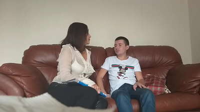 Срамежлив ученик ја заебал ненаситната учителка (Милф Алина Туманова)