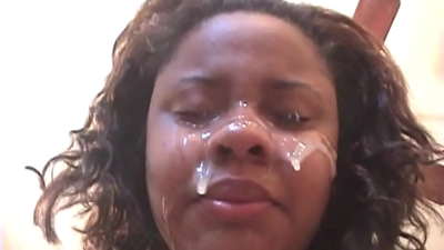Црна бразилска девојка добива свршување на лицето по анален секс со голем кур